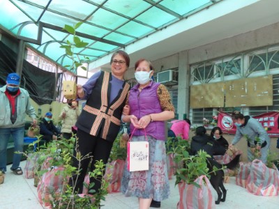 奎輝里里長李香蘭(左)與里民一起支持植樹節贈苗(新竹林區管理處提供)