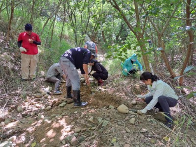 挖掘截水溝與整理水路(林業保育署新竹分署提供)