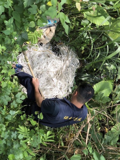 保七總隊第五大隊搜查遭棄置廢棄物地點(林業保育署新竹分署提供)