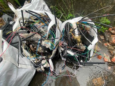 新北市烏來區德拉楠橋頭清出的電纜廢棄物(林業保育署新竹分署提供)