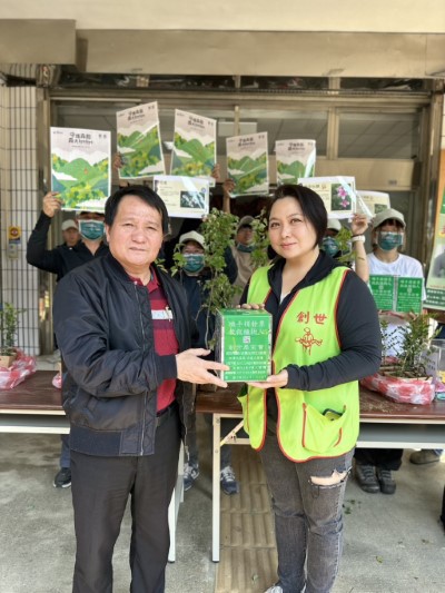 竹東工作植樹贈苗發票捐贈創世基金會(照片提供林業保育署新竹分署)