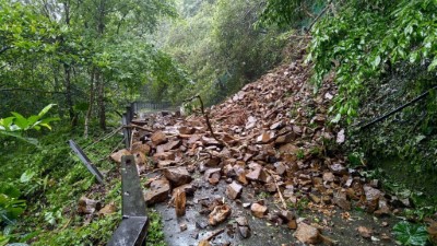 滿月圓國家森林遊樂區健行步道0.5k上邊坡土石崩落(林業保育署新竹分署提供)