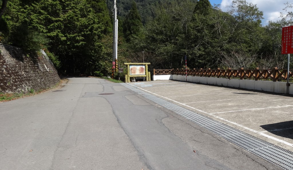 大鹿林道本線-路邊停車空間