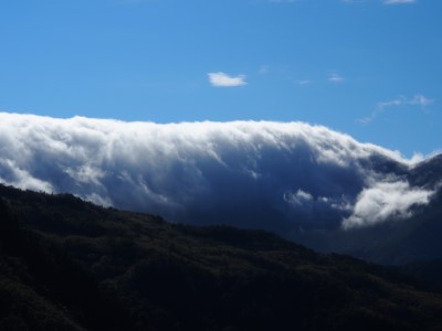 賞雲瀑¬─遇冷凝結的雲霧從雪山尾稜下沉，像瀑布一般