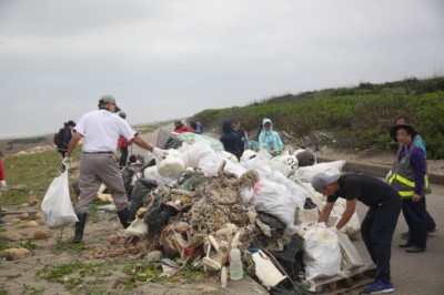 淨灘後，發現有許多保麗龍、塑膠等垃圾(攝影新竹林區管理處黃婉如)