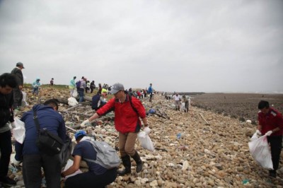 近300位民眾一起彎腰撿垃圾，拉近我們與「海」的距離(攝影新竹林區管理處黃婉如)