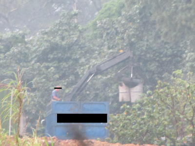 4月19日清楚拍攝嫌疑人棄置廢棄物畫面(李易達攝)