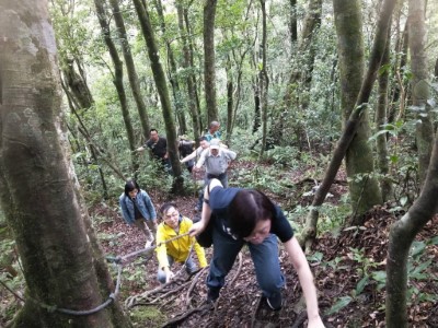 參與的各檢察官等利用繩索攀爬陡坡(新竹林區管理處提供)