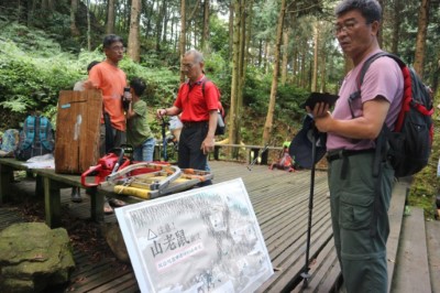 加里山登山口展示山老鼠盜伐的牛樟木及所使用的各式盜伐器具(攝影新竹林管處彭馨儀)