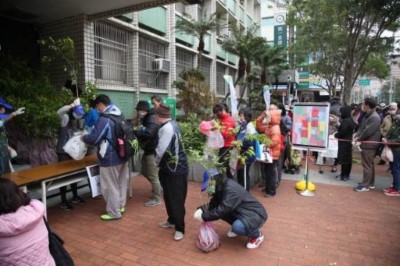 一早即有大批民眾排隊等著領取苗木(攝影新竹林區管理處賴佑翔)