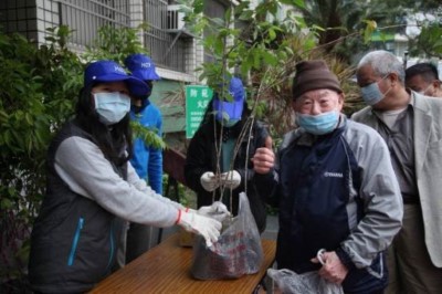 搶得頭香的民眾，領到樹苗相當開心(攝影新竹林區管理處賴佑翔)