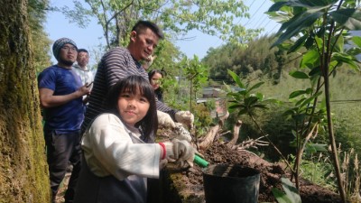 五峰鄉民代表呂小龍主席與學校師生共同植樹(新竹林區管理處曾柏恩拍攝)