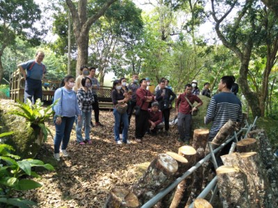 參加人員通力合作完成林下段木香菇栽培試範場