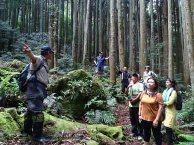 現場除了可以瞭解森林護管員巡山的日常外，更可藉由盜伐案件現場實地解說，深入牛樟盜伐現場，讓大家親身體會森林護管員為保護山林的努力。(新竹林區管理處提供)