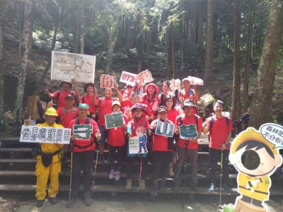 國家森林救火隊向登山民眾宣導森林防火（新竹林區管理處提供）。