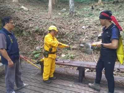 國家森林救火隊教導民眾操作森林火災防救器材-背負式水袋（新竹林區管理處提供）。