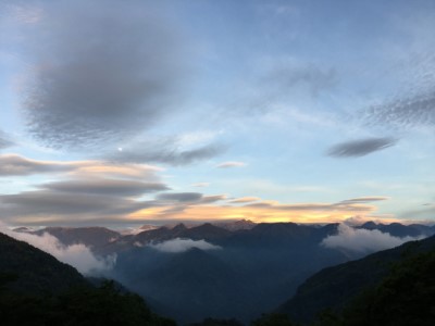 在觀霧山莊即可遠眺聖稜線及觀賞晨昏雲海美景(新竹林區管理處提供)