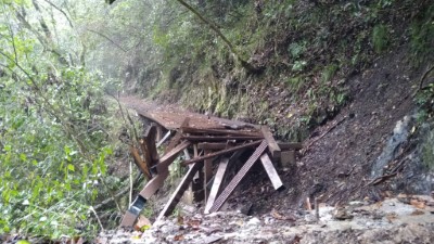 霞喀羅步道16.2公里處連接棧橋毀損中斷，影響通行。
