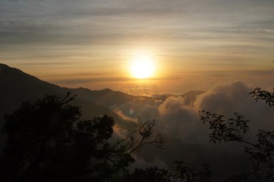 夕陽時分下，雲海氣勢磅礡　（圈谷資訊股份有限公司提供）