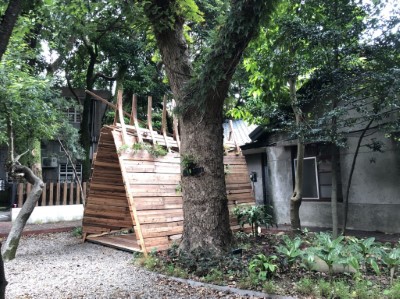 以「小山屋」概念打造一座以國產材為主的戶外裝置藝術