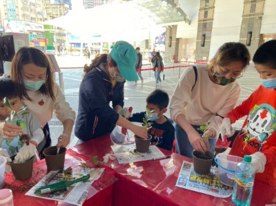 親子協力種下山黃梔、圓葉土樟等原生植物