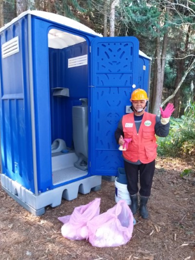 賽夏族原住民林業暨勞動合作社成員維護流動廁所(新竹林區管理處提供)