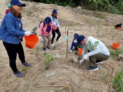 企業員工眷屬共同參與植樹過程(新竹林區管理處提供)