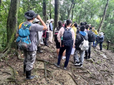 步道講師現地水說明手作步道（新竹林管處提供）