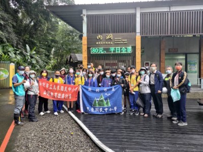 本處與社團法人千里步道協會及烏來中小學於內洞國家森林遊樂區舉辦手作步道體驗教育活動