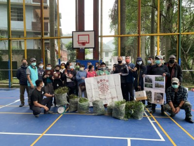 活動圓滿結束贈送「除蔓布旗」1面給龜山國小(新竹林區管理處提供)