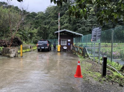 桶后林道管制站及告示牌(林務局新竹林區管理處提供)