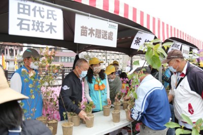 由苗栗縣徐耀昌縣長新竹林管處夏榮生處長共同贈苗