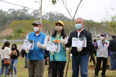 苗栗縣徐耀昌縣長、鍾東錦議長及新竹林管處夏榮生處長共同植樹