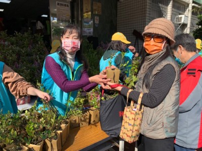 新竹林管處夏榮生處長贈苗予民眾(新竹林管處提供)