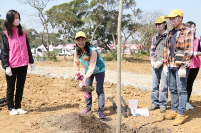 新竹林管處夏處長榮生於湖口鄉環保公園植下台灣水柳，期待來年綠意盎然