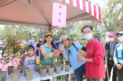 新竹林管處夏處長榮生贈送苗木予湖口鄉親