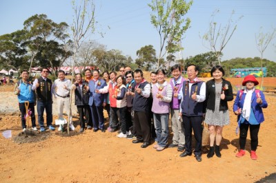 新竹縣楊縣長文科、新竹林管處夏處長榮生及湖口鄉林鄉長志華等貴賓於植樹後大合照，活動圓滿落幕