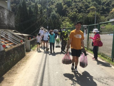 新竹處竹東站鄭雅文主任與泰雅部落青年黃一峯及部落族人、美國學校及網路號召志工出發植樹(新竹林區管理處提供)