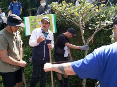 新竹林區管理處秘書吳學平現場講解植樹步驟(新竹林區管理處提供)