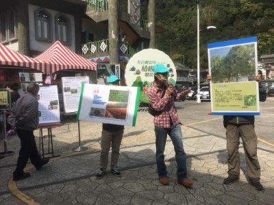 活動時向民眾宣導種原生樹減碳的優點(新竹林區管理處提供)