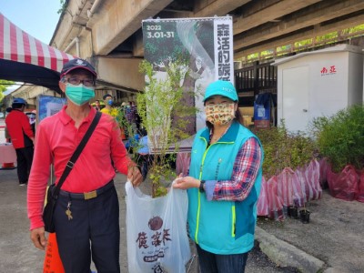 參加民眾領取臺灣肖楠苗木(新竹林區管理處提供)