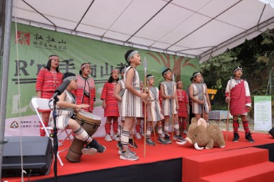 拉拉山國家森林遊樂區開園活動，由光華國小帶來泰雅豐收慶組曲合唱揭開序幕