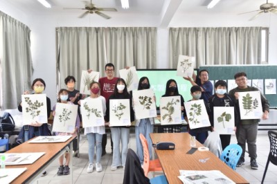 新埔國小即將畢業的六年級學生，親自採集製作植物標本，在校園建置植物標本展示牆，為學弟妹留下生態教材，象徵在地知識傳承的意義。(林業試驗所提供)
