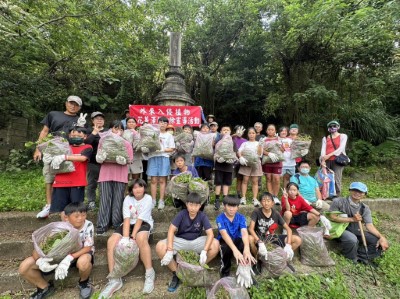 竹東國民小學學生認真除蔓(林業保育署新竹分署提供)