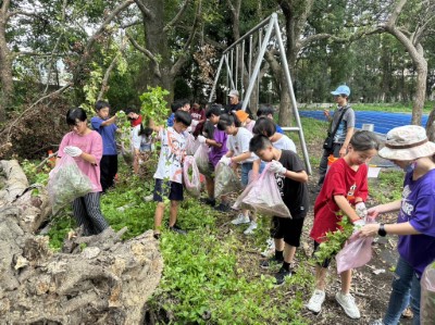 竹東國民小學師生及竹東站共同參與除蔓活動(林業保育署新竹分署提供)