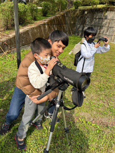 鳥類觀察家(東眼山自然教育中心提供)