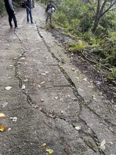 蓬萊林道前段農路裂縫情形（林業保育署新竹分署提供）