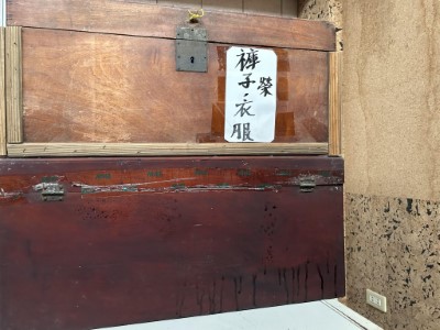 符合老建築時代氛圍的木製衣物收納箱(台灣文化響起協會拍攝)