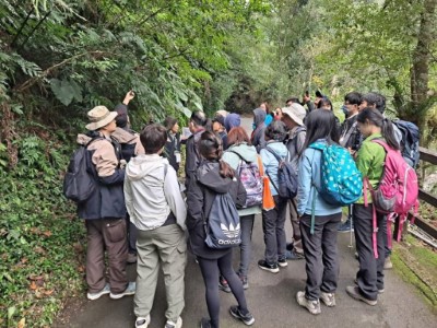 志工沿著無障礙的觀瀑步道介紹多樣化蕨類植物（林業保育署新竹分署提供）