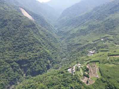 空勘照片顯示河道內並沒有崩落土石阻斷溪水形成堰塞湖的情形(林業保育署新竹分署提供)